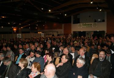 La foule s'était donnée rendez-vous pour l'assemblée générale de la FDSEA de la Manche à Condé sur Vire.