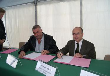 Signature entre la SMANCO et la CUC pour la délégation de services de l’abattoir de Cherbourg.