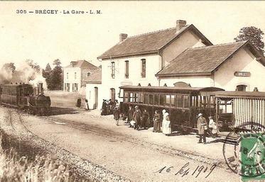 Brécey, Barfleur, Montebourg et bien d’autres, les petites gares du réseau ferré d’intérêt local se ressemblent toutes. Elles ont pour but de désenclaver le département dès la fin du XIXè siècle.