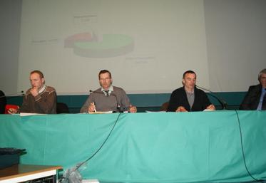 Jean-Luc Osmont (au centre), président de la coopérative, "“les trésoreries restent tendues puisque le résultat positif  2009 n’est que d’un tiers la perte de 2008”. 