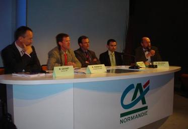 Pascal Perrette (deuxième à gauche) : “le GDS fait du sanitaire et n’a pas pour vocation de venir compléter les primes d’abattage”.