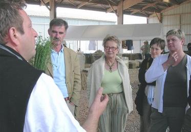 Vendredi dernier, le conseil d'administration de la FDSEA du Calvados a visité l'usine de teillage de Villons-les-Buissons.
