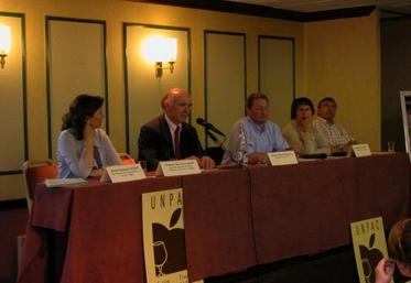 Jean-Pierre Mazé (direction des Douanes) au côté de Michel Legallois (président de l’UNPAC) : entre producteurs de Calvados et service des Douanes, le dialogue s’est instauré.