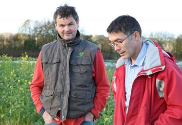 Gilles Haelewyn, agriculteur en bio, installé à Commes, près de Bayeux, et Jean-Philippe Chenault, responsable agronomique de la Coopérative de Creully. DR