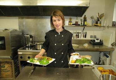 Aux fourneaux : Bérénice Dorléans. Pour s’approvisionner, elle fait notamment son marché (St-Sauveur à Caen) toutes les semaines : “une cuisine bio simple et gourmande”.