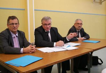 Christophe Levavasseur (au centre), Jean-François Fortin, président et directeur des MLC, accompagné de Jacques Prudent en charge de la filiale « France-Frais ».