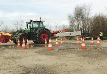 Le président des entrepreneurs de travaux agricoles (FNEDT), Gérard Napias, s’inquiète de voir les 
intérêts agricoles de moins en moins défendus dans les communes. “La circulation routière des engins agricoles devient de plus en plus difficile. Les aménagements routiers et urbains ne prennent pas en 
compte le gabarit des machines”, regrette-t-il. “Ralentisseurs, chicanes, écluses, coussins, rond-point et autres installations destinées à contraindre les usagers à ...