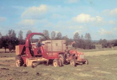 En 1972 à Brecey, avec Marcel Letourneur au volant. La 717 automotrice, fabrication Conan, est aussi à l’aise dans l’herbe que dans le maïs.