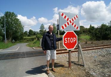 Laurent Deguelle, producteur laitier au Loreur (Manche), devant le passage à niveau 60. “Le munir de barrières automatiques serait simple de la part de la SNCF et de RFF. Cela me simplifierait la vie”.