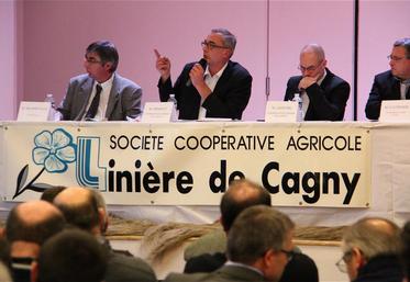 "Il est important pour nous de maintenir une filière locale de production de semences. Chacun, dans ses choix, doit en apprécier l'origine," a souligné Emmanuel Frimout, président de la coopérative linière de Cagny.
