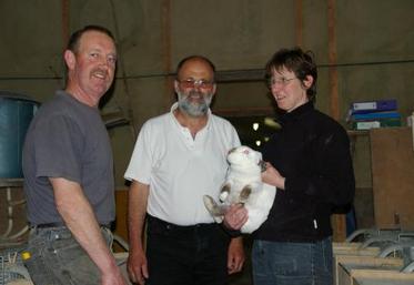 Philippe et Isabelle Lecerf (producteurs à Billy/14) entourant le président de Normandie Lapin. Dans cet élevage, on consomme 220 t d’aliment/an. Un poste qui représente 70 % du prix de revient.