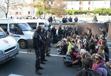 Manifestation à Albi le 27 octobre. “Non, il ne s’agit pas du développement d’une agriculture industrielle et de grosses exploitations maïsicoles, mais de la survie de petites exploitations de 30 à 50 ha dans une zone “peut-être la plus pauvre du Tarn », précise Xavier Beulin.