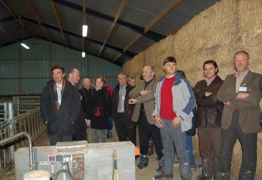 Les responsables de Mac Donald, acompagnés des dirigeants d'Agrial, ont visité un atelier JB  (gaec du Breugnot près de Villedieu les Poêles)