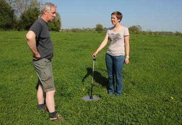 Tous les mois, Guilène Duboc et Benoit Goupil mesurent les hauteurs d'herbe dans les parcelles. Ces informations permettront au logiciel Pâtur'plan de réaliser des simulations.   (DR)