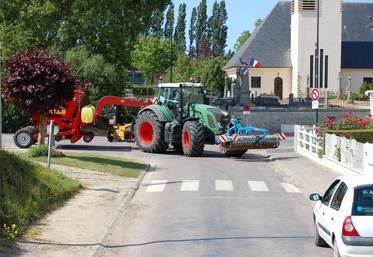 La route desservant le Mesnil-Patry est interdite aux véhicules de plus de 10 tonnes. Les agriculteurs ont donc embarqué les élus locaux sur l’itinéraire de substitution. Un itinéraire qui, selon les exploitants, représente plusieurs km supplémentaires et une dangerosité accrue pour les usagers. (DR)