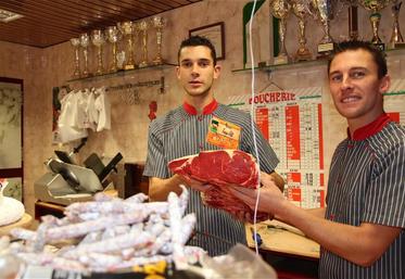 Fabien Auvray (à droite) en compagnie de Kevin Sellos (son chef boucher) : "le consommateur est prêt à payer le prix lorsqu'il s'agit de qualité".