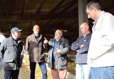 Autour d’Yves Guillouet, Christophe Macé, Xavier Hay, Daniel Courval et Loic Bailleul (FDSEA du Calvados). «S’il n’y avait pas eu toute cette solidarité, j’aurais mis la clé sous la porte », précise Yves.