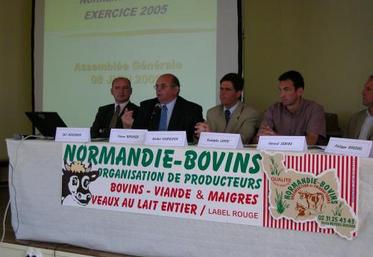 Pierre Brohier (président de Normandie Bovins) : "l’efficacité passe par les économies même les plus petites. Nous avons déjà beaucoup fait au niveau de la structure. Aidez nous à poursuivre : groupage des départs, respect des hommes, équipements pour le chargement, suivi des documents d'accompagnement, paiements par virements sont autant de points avec lesquels vous nous ferez gagner du temps et des kilomètres et par là même améliorer notre compétitivité !".