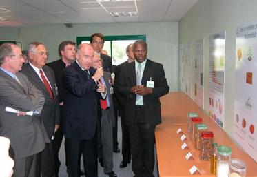 Tibogo Sanogo (directeur scientifique et technique de Val de Vire Bioactives) expliquant au Ministre de l’agriculture toutes les vertus et les secrets de la pomme à cidre.