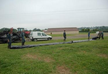 Les bâches dès leur arrivée sont déroulées pour vérifier leur nettoyage.