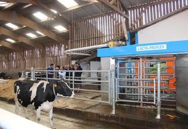 A l’EARL du Paimblanc (Isigny le Buat, Manche), les vaches sont désormais rôdées au robot de traite bras arrière.