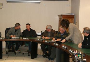 Jean Bagot, président cantonal de la FDSEA, (à droite) signe la convention de gestion des haies sur isigny le Buat.