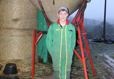 Yoan Gallot, dans la ferme familiale à Sainte-Honorine-la-Guillaume à côté de sa machine à remplir les boudins de lestage.