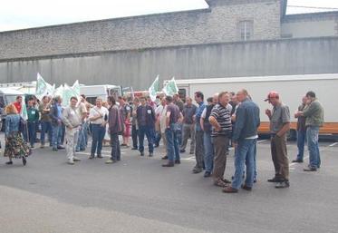 La semaine dernière la FDSEA soutenait les éleveurs et les salariés du site de Cherbourg devant le tribunal 
de commerce.