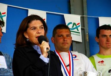 Le vainqueur félicité par Nathalie Goulet, sénateur de l’Orne.