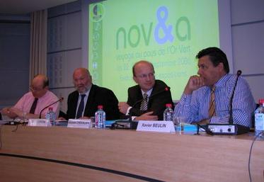 Xavier Beulin (au premier plan) : "il faut valoriser les sous-produits des biocarburants dans un contrat gagnant/gagnant céréalier/éleveur. La France importe pour l’instant 50 % de ses besoins en protéines végétales. Garantir une traçabilité constitue un atout supplémentaire pour les filières animales".