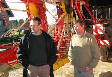Christian Savary et Jean-Claude Dubois. Ensilage à l’autochargeuse ou avec l’ensileuse automotrice : le prix de revient est comparable. Par contre, question contraintes et organisation de chantier, avantage à la première citée.