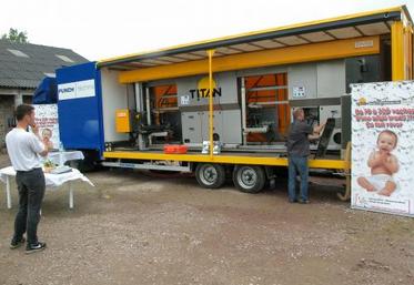 (1) : Robot Milking Solutions 9 rue Flora 25300 Doubs Tél. 03 81 49 94 63 -www.robotmilking.com