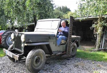 Claude Cailly au volant de la Jeep agricole achetée par son père en 1955. 3 Vitesses, 4 rapports, 13 cv essence, équipée d’une barre de coupe et munie d’une prise de force, elle a officié dans les champs, dans les chemins et sur routes jusqu’en 1975.