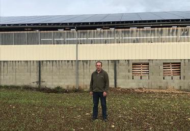 Yves Rocher devant son nouveau bâtiment de stockage exposé « sud » sur lequel sont installés les panneaux photovoltaïques.
