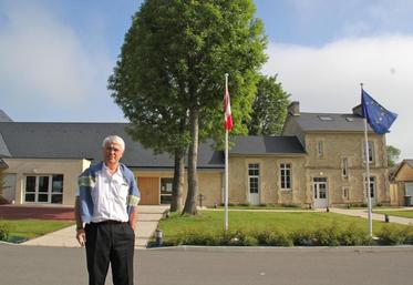 Jean-François le Querler, maire de Villons-les-Buissons devant la mairie.