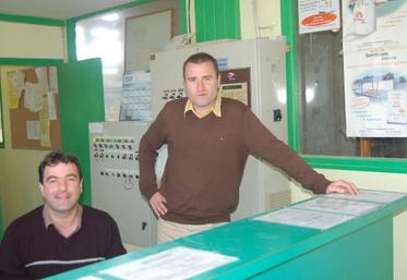 Alain Datin, président des négociants de la Manche (à droite) et Bertrand Poullain, gérant du site de Montviron, « la crise laitière nous pose des problèmes de trésorerie ».