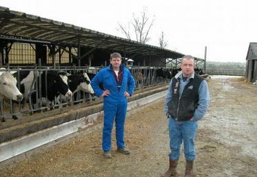 André Anfray et Jean-Pierre Boulé. Pour améliorer ses conditions de travail mais aussi avec une approche économique, Jean-Pierre Boulé fait appel à l’ETA pour l’ensemble de ses travaux maïs et blé. Autre chemin suivi : celui de la monotraite. Il a d’ailleurs introduit quelques Jersiaises au sein de son troupeau de Prim’Holstein, une race apparemment plus apte à supporter ce régime.