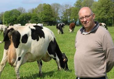 « En changeant les vaches quotidiennement de parcelle, nous avons gagné en régularité de la production laitière », explique Bruno Mondin.