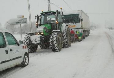 Sur l'axe Villebaudon/villedieu les Poëles, la neige empêchait pratiquement toute circulation. Ce camion a pu se sortir d'affaire grâce au tracteur d'un jeune agriculteur.