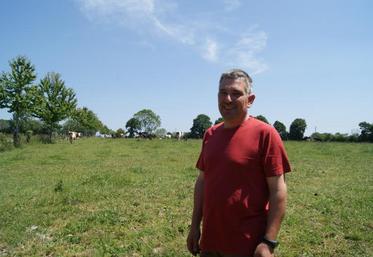 Etienne Legrand, installlé en bio (lait et vaches allaitantes) à La Meudraquière (Manche), "la situation est inquiétante en raison des achats d'aliments extérieurs et de la décapitalisation du troupeau".