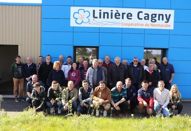 Entre deux concours, le syndicat de race Limousin du Calvados a pris la pose, jeudi 18 avril 2024, à Cintheaux, sur le nouveau site de teillage de la Coopérative linière Cagny.