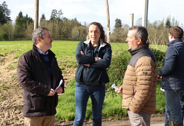 Emmanuelle Leroux (26 ans) a fait état des pratiques d'élevage du Gaec au sous-préfet, Guy Fitzer, et Clément Lebrun, élu CA.