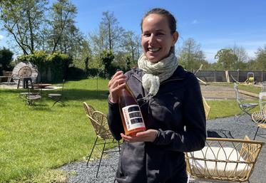 Laure Sourdin, installée à Quettreville-sur-Sienne, fait partie des néo-producteurs. Elle a sorti sa première cuvée de cidre l'année dernière. Elle prévoit planter des vignes pour faire son propre vin également.