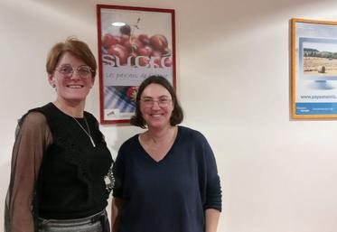Florence Goron (à droite), a accueilli Catherine Faivre-Pierret, présidente nationale des agricultrices de la FNSEA dans la Manche le 7 mai 2024.