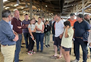 Après une visite en exploitation au Gaec Cahorel l'année dernière, Vincent Leclerc, président d'Elvea 50, propose de se rendre à la ferme expérimentale, la Blanche Maison à Pont-Hébert.
