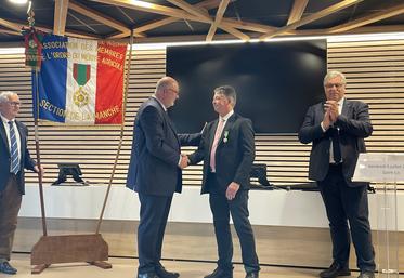 Stéphane Travert a remis les insignes de chevalier du Mérite agricole à Jean-Michel Hamel en présence de Guy Tesnière, président de l'Amoma et Pascal Férey, président de la Chambre d'agriculture de la Manche.