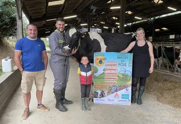 Fabien Rochefort, son fils, Marceau et sa compagne, Camille, se préparent à participer au comice agricole de Brécey/Saint-Pois présidé par Nicolas Avenel (à gauche).