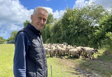 Etienne Damourette fait partie des éleveurs passionnés par la race Roussin de la Hague. Pendant quinze ans, il a tenu le centre d'élevage. Cette année sera sa dernière.