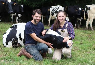 Thomas Pelcat (31 ans) et Léa Cottebrune (25 ans) posent avec PLK Angie, l'une de leurs chouchoutes parmi les 130 vaches laitières de la ferme familiale, située à Saint-Vincent-du-Boulay, dans l'Eure.