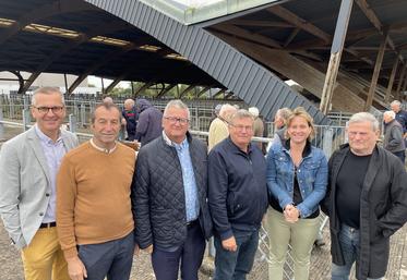 Jean-Claude Colombel (au centre), président de la Communauté de communes de la Baie du Cotentin, entouré de Gilbert Michel, son vice-président en charge des marchés, et Bruno Debray, président de la FMBV.